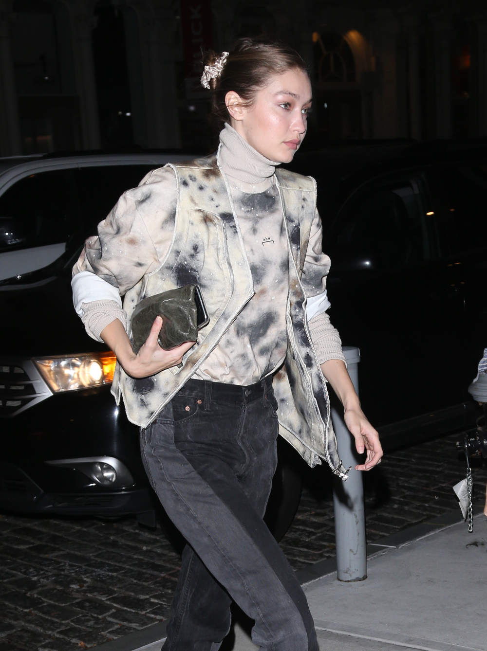 Spotted: Gigi Hadid Mengenakan 'Diesel x A-Cold-Wall'