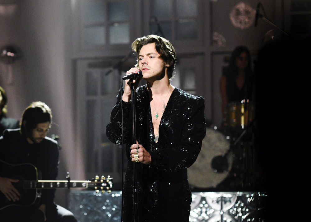 Spotted: Harry Styles Mengenakan Gucci