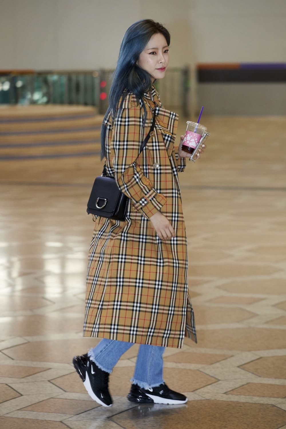 Spotted: Heize Mengenakan Burberry