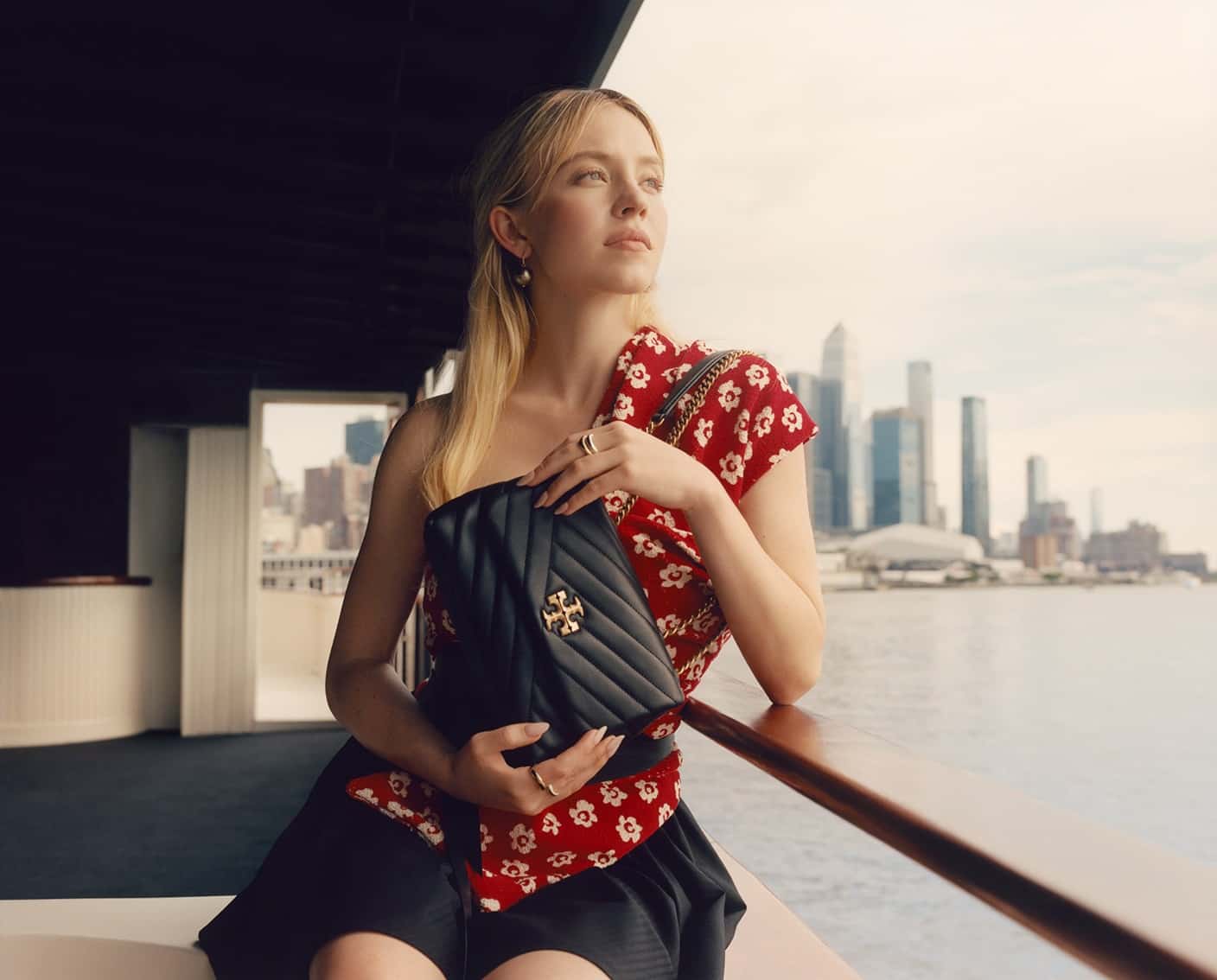 Berlayar Bersama Sydney Sweeney Dan Kira Handbag Tory Burch