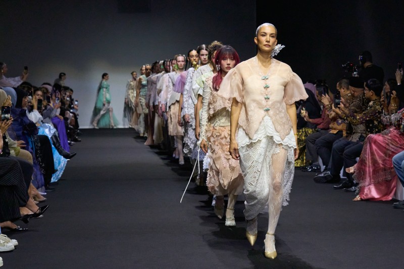Kolaborasi TOTON x Make Over di Dubai Fashion Week 2025