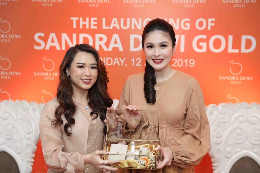 Tampil Feminin Lewat Perhiasan 'Sandra Dewi Gold'