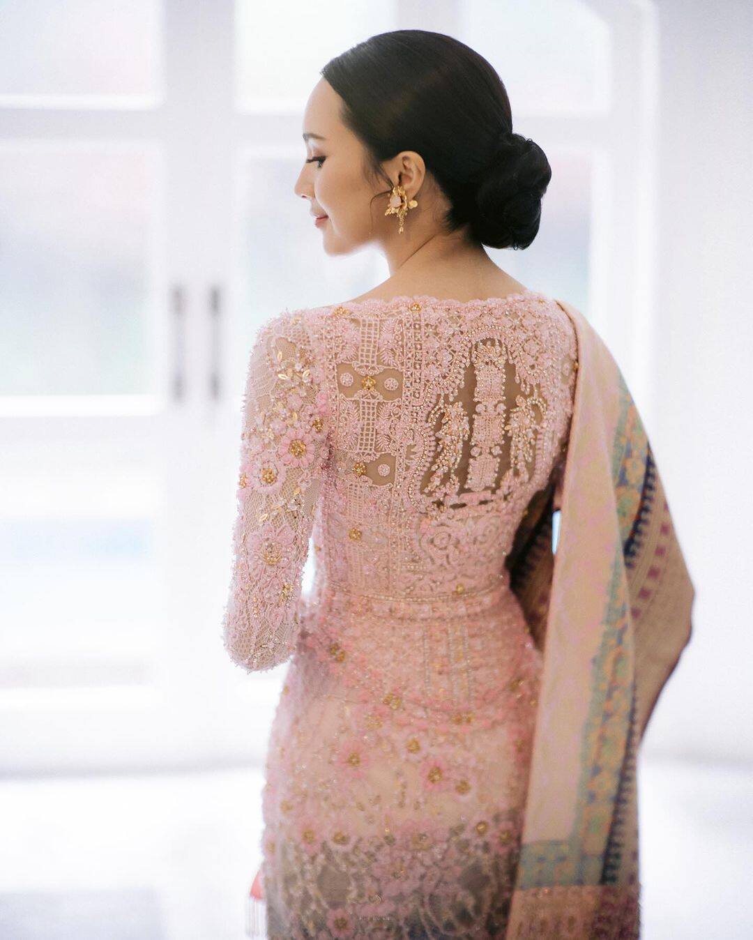 Mau Bikin Kebaya? Kamu Bisa Pilih 5 Jenis Bahan Ini