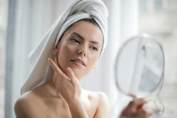 Kenali 8 Urutan Skincare Malam yang Benar Untuk Kulit Sehat