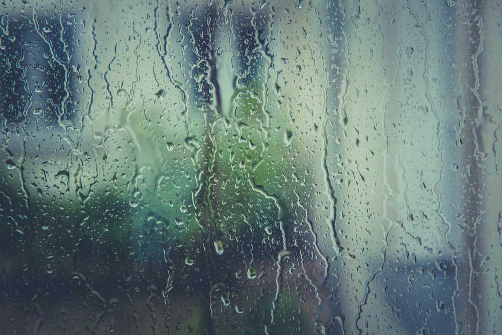 Tips Berbulan Madu Saat Musim Hujan