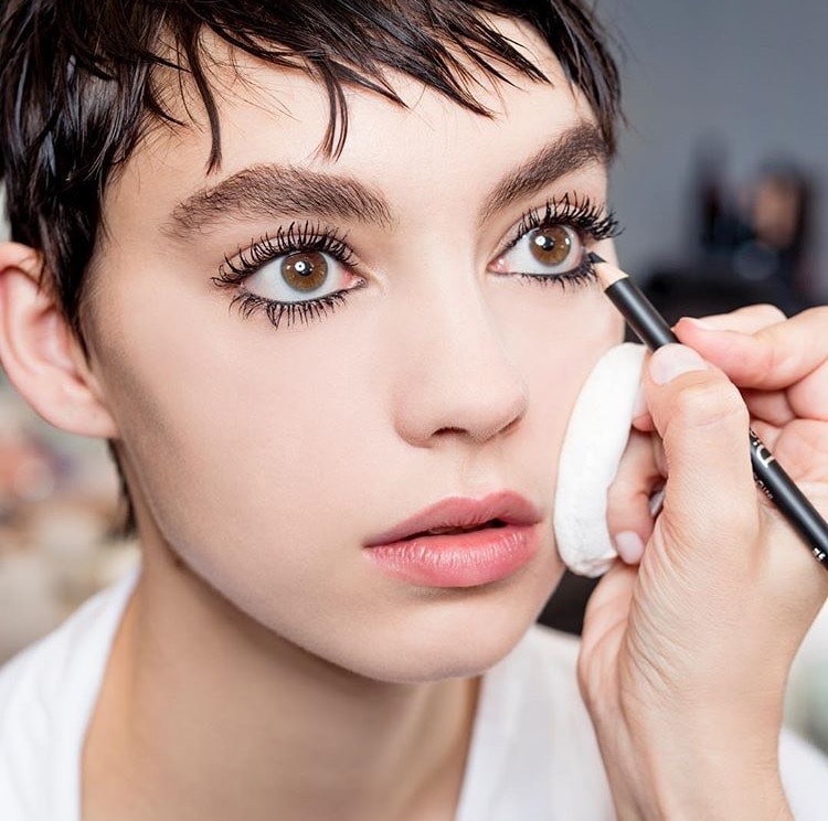 Versi Modern Makeup 60'an di Backstage Dior