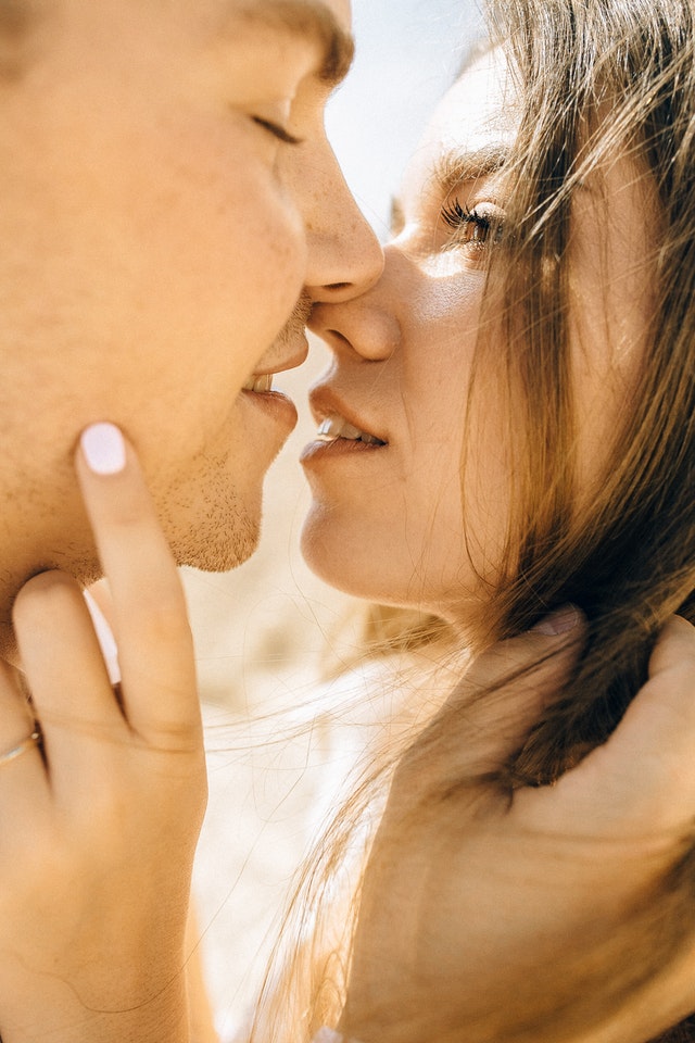 Kenali 4 Tanda Wanita Menikmati Ciuman Denganmu