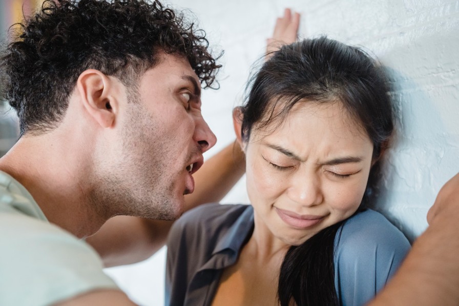 4 Penyebab Pasanganmu Gampang Sekali Marah, Penasaran?