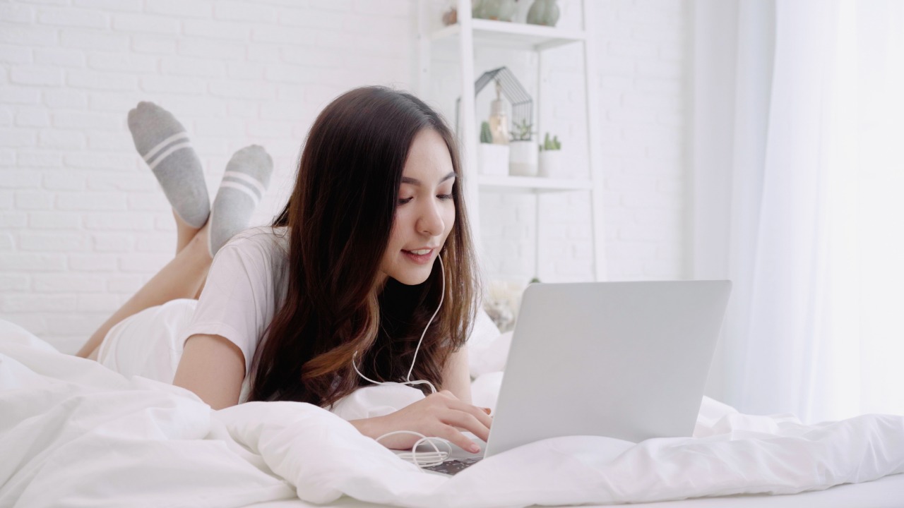 5 Tips Menjaga Kelembapan Kulit Wajah Selama WFH