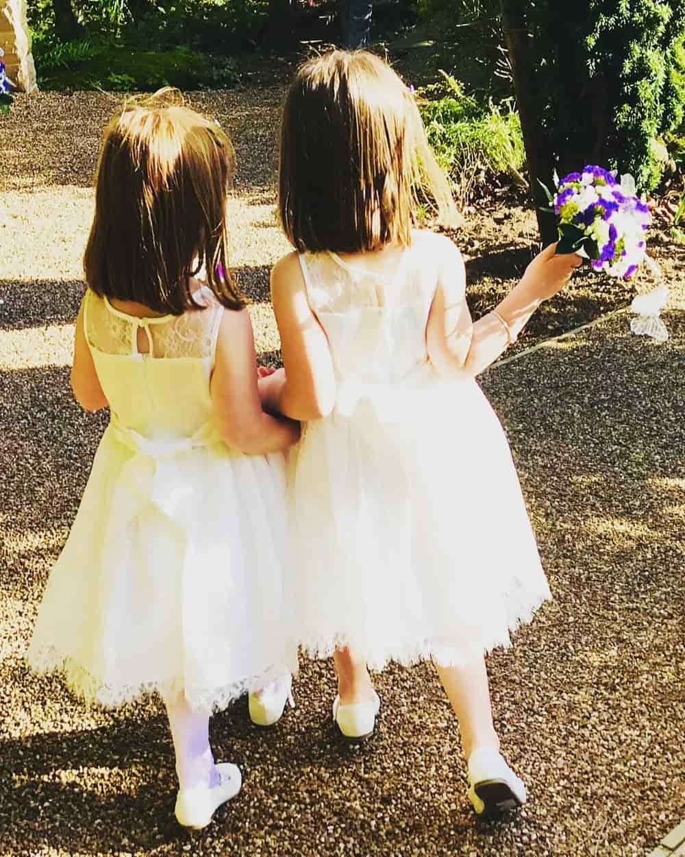 Yang Bisa Dibawa Oleh Flower Girl Selain Bunga