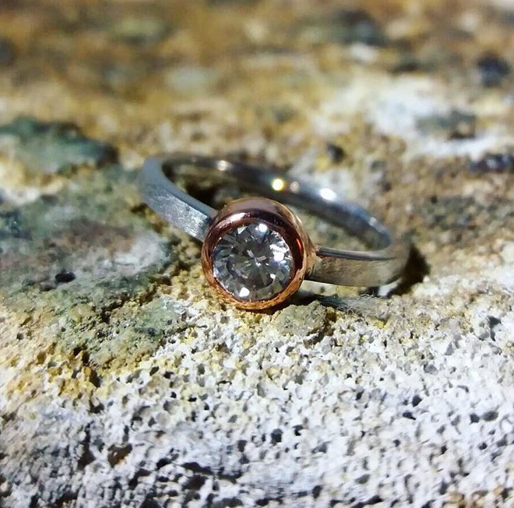 Cincin Pernikahan Kontemporer Buatan Indonesia
