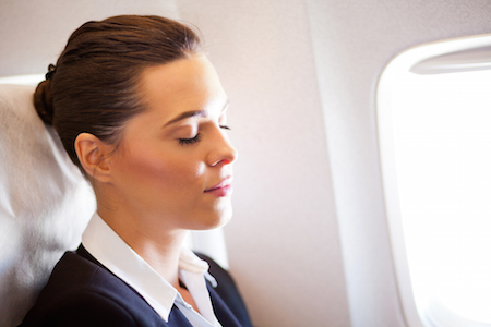 Cara Mendapati Tidur Nyenyak di Pesawat