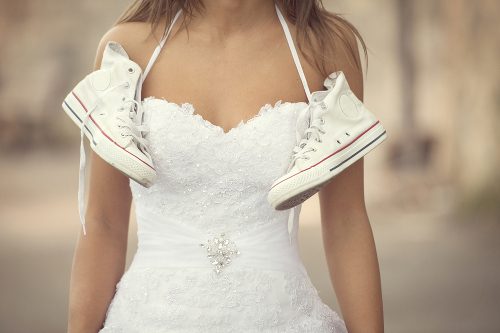 5 Sneakers Putih yang Cocok untuk Pengantin