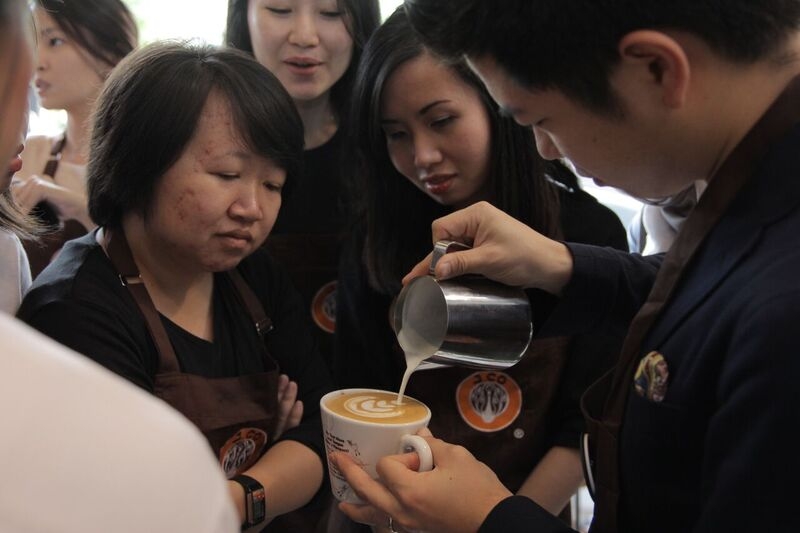 Latihan Membuat Kopi Espresso ala J.CO Bersama Barista Jepang