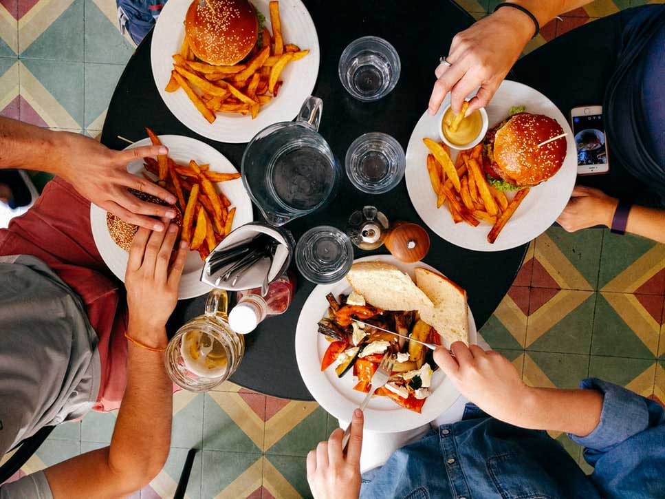 Bahaya Makan Junk Food Untuk Berbuka Puasa