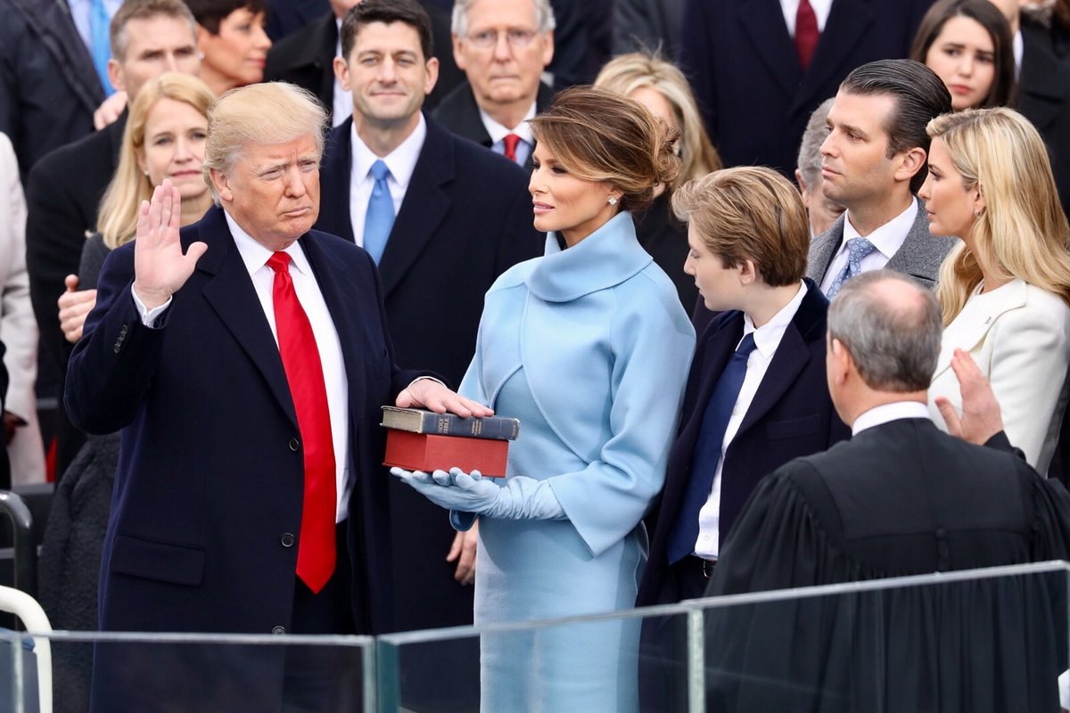 Melania Trump Mengenakan Ralph Lauren Saat Inaugurasi