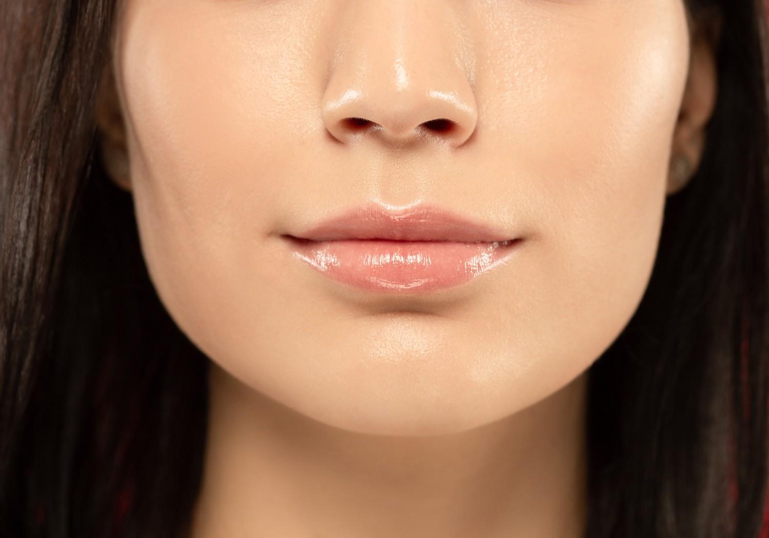 No-Makeup Look? Ini 5 Lip Gloss Bening Wajib Coba! 