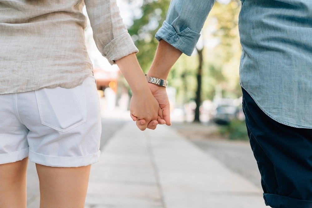 7 Manfaat Menggenggam Tangan Pasangan Bagi Hubungan Cinta