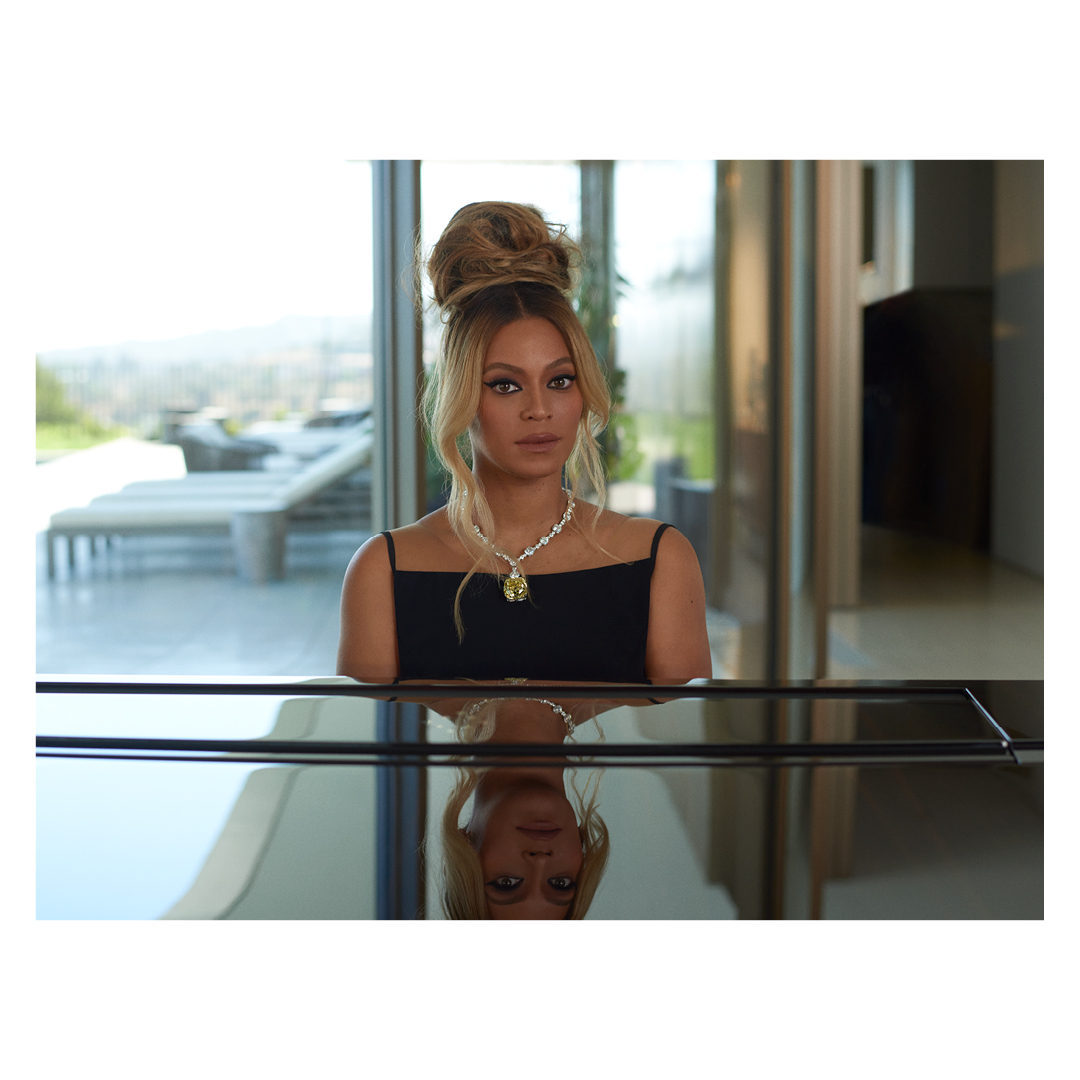 Beyonce Tampil Elegan Dengan Kalung Ikonik Dari Tiffany & Co