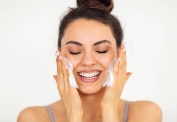 Cara Tepat Double Cleansing Untuk Kulit Wajah Berminyak