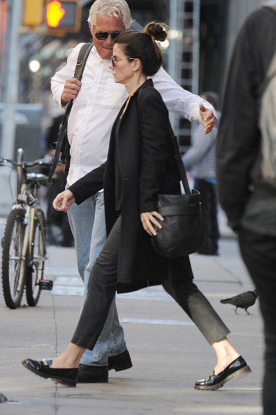 Spotted: Sandra Bullock Mengenakan Tory Burch