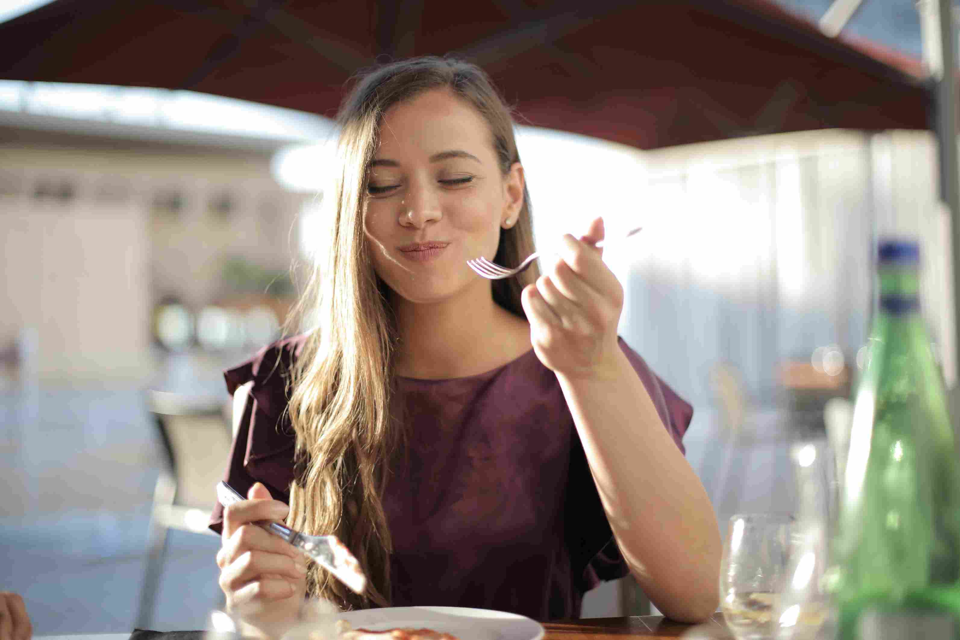 Lakukan 8 Tips Ini Agar Lipstik Anti Luntur Saat Makan!