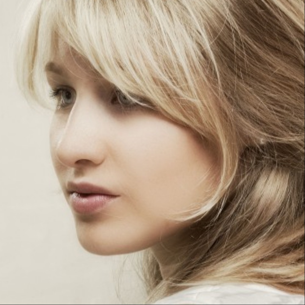 Mengenal Side-Swept Bangs: Ciri-Ciri & Cara Menatanya