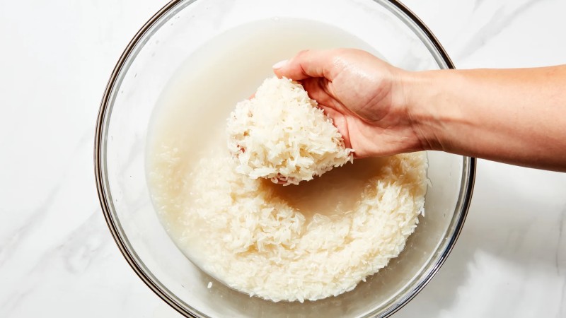 Apakah Perlu Mencuci Beras Sebelum Dimasak? Ini Alasannya