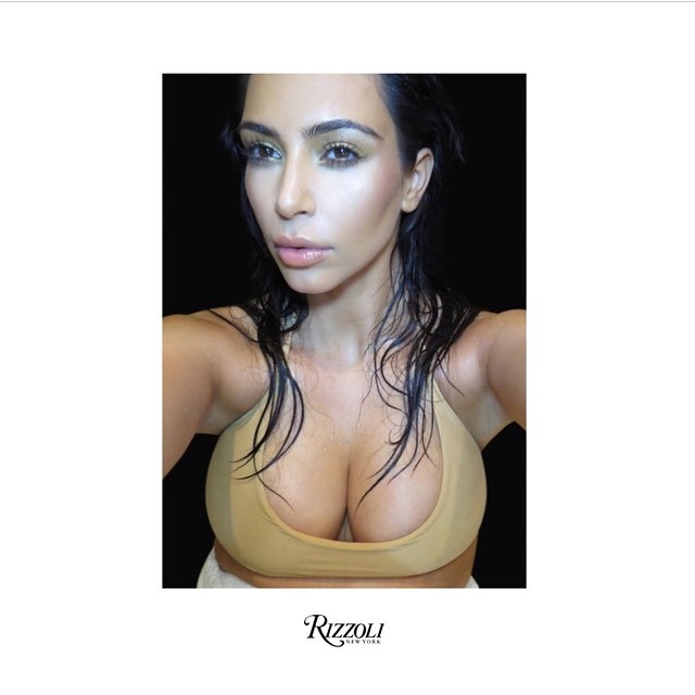 Kim Kardashian Bocorkan Cover Buku Selfie Pribadinya