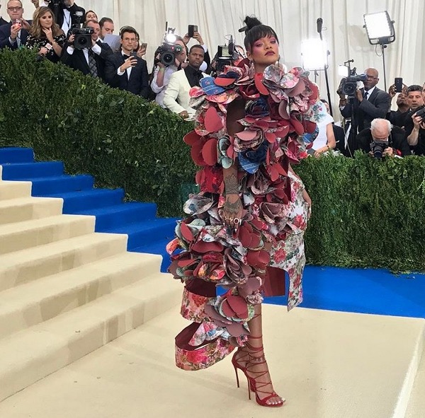 13 Tampilan Artis di Karpet Merah Met Gala 