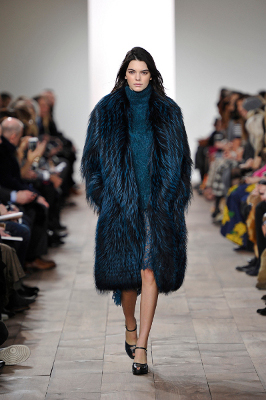 Sentuhan Bulu di Runway Michael Kors Fall Winter 2015