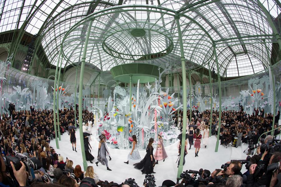 Dunia Bunga Chanel di Runway Spring 2015 Couture