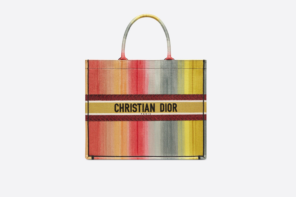 Wajib Punya: Tas 'Dioraura Dior Book Tote' Dior