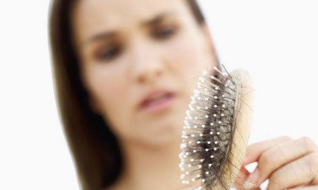 3 Kebiasaan Buruk Rambut yang Tak Sadar Dilakukan
