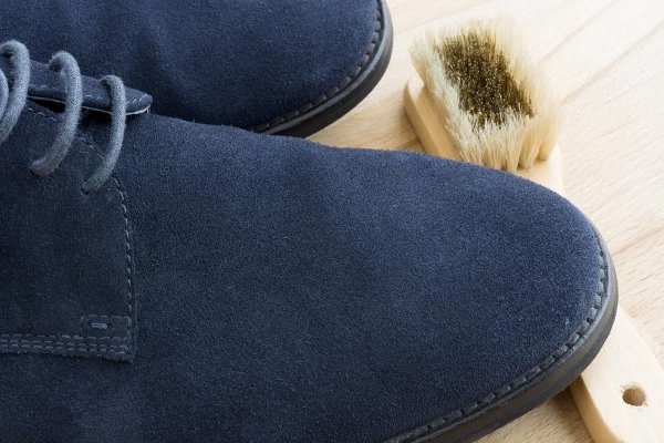 Tips Merawat Sepatu Berbahan Suede 