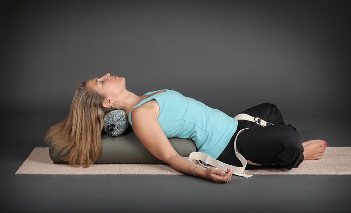 Hilangkan Stres dengan Restorative Yoga