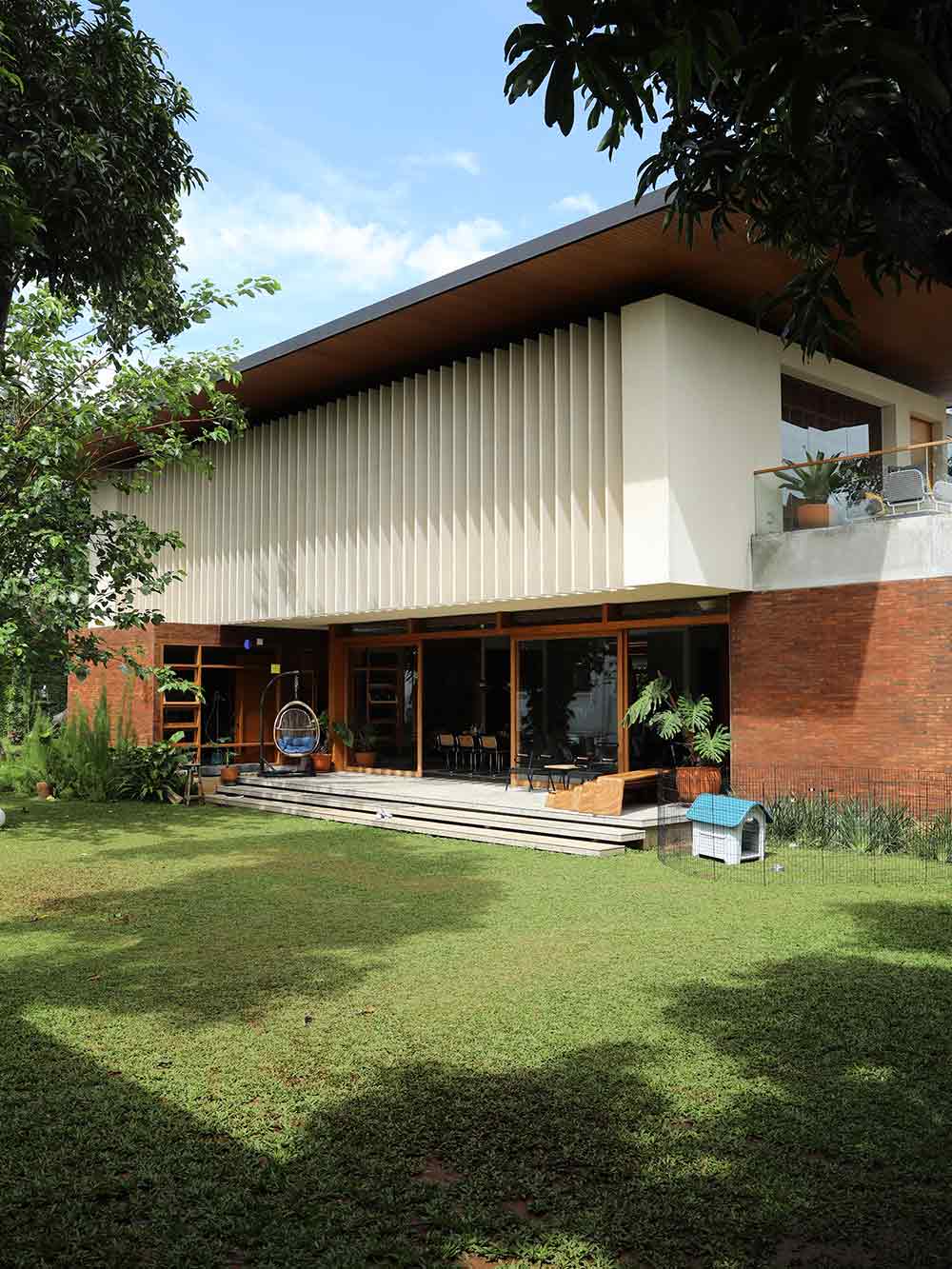 Ide Rumah Fungsional Bergaya Mid Century ala Agatha Carolina