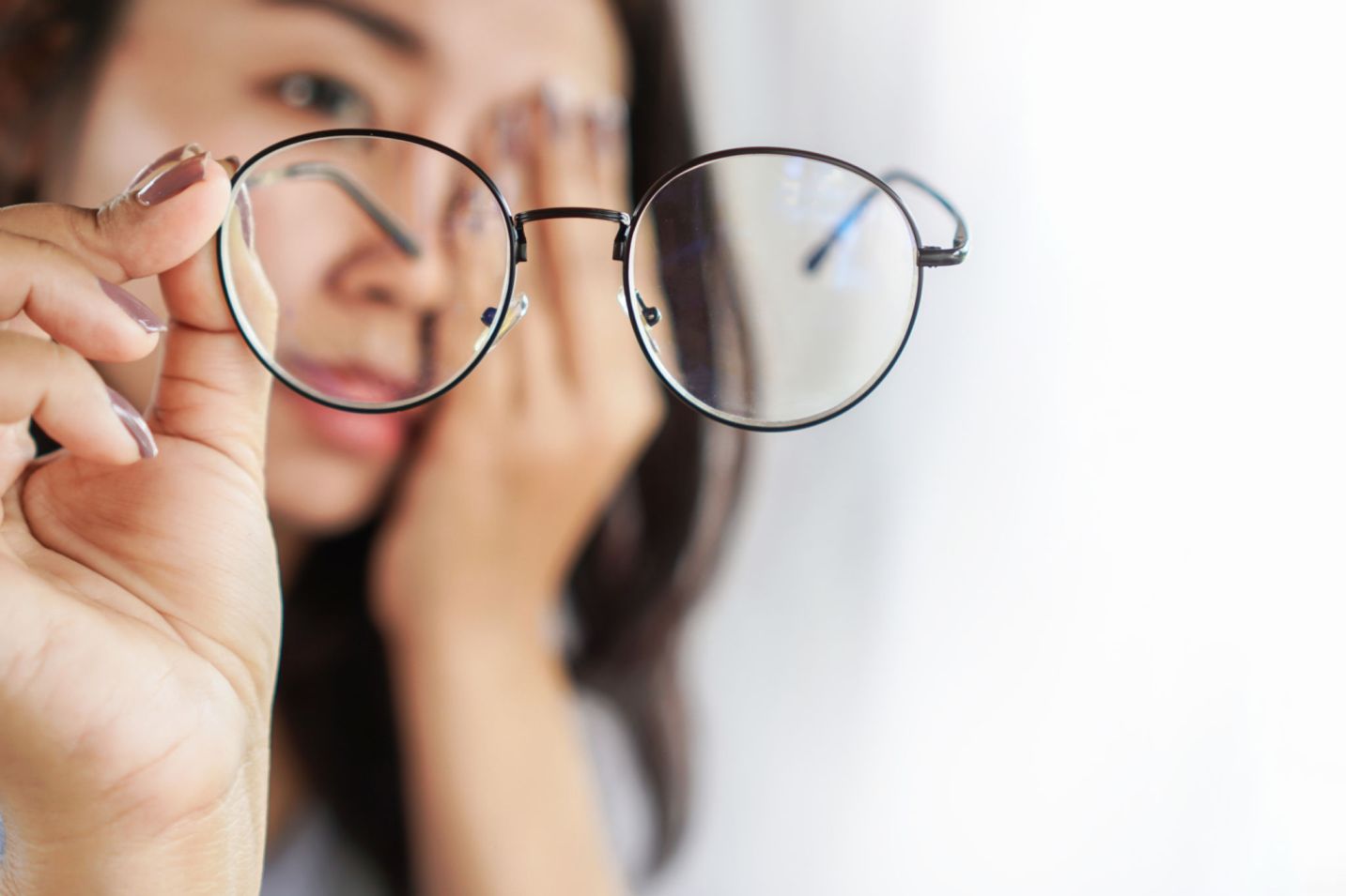 Jangan Digosok, Ini 5 Cara Membersihkan Kacamata Yang Buram