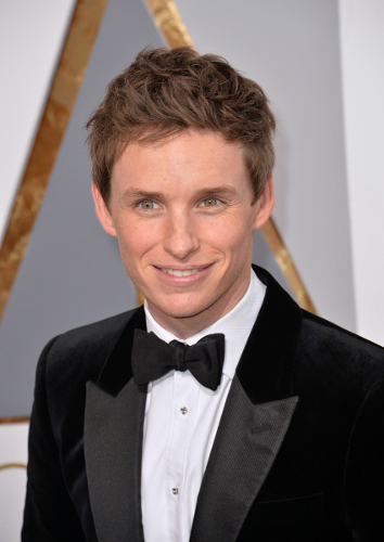 Eddie Redmayne Mengenakan Parfum Pria Berikut