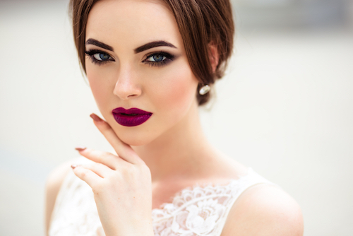 Tips Memakai Lipstik Warna Gelap Pada Hari Pernikahan