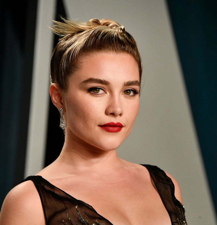 Cara Mudah Florence Pugh Mengatasi Jerawat, Tertarik Coba?