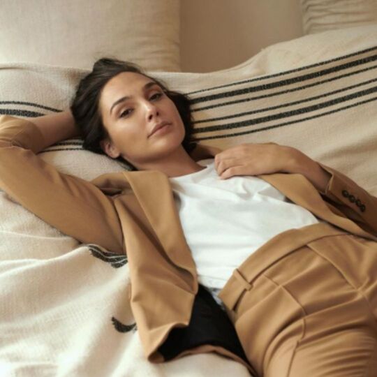 Busana Gal Gadot yang Dapat Kamu Tiru