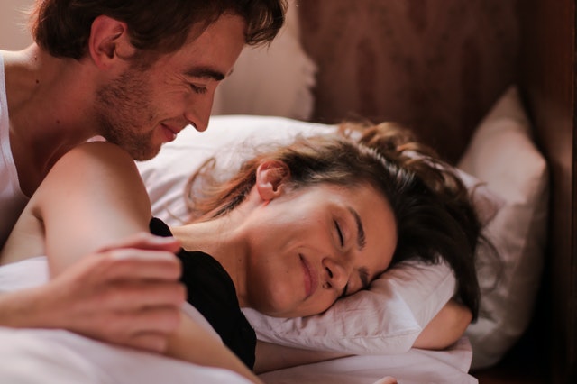 Romantis, Ini Dia 10 Gombalan Untuk Pacar Sebelum Tidur