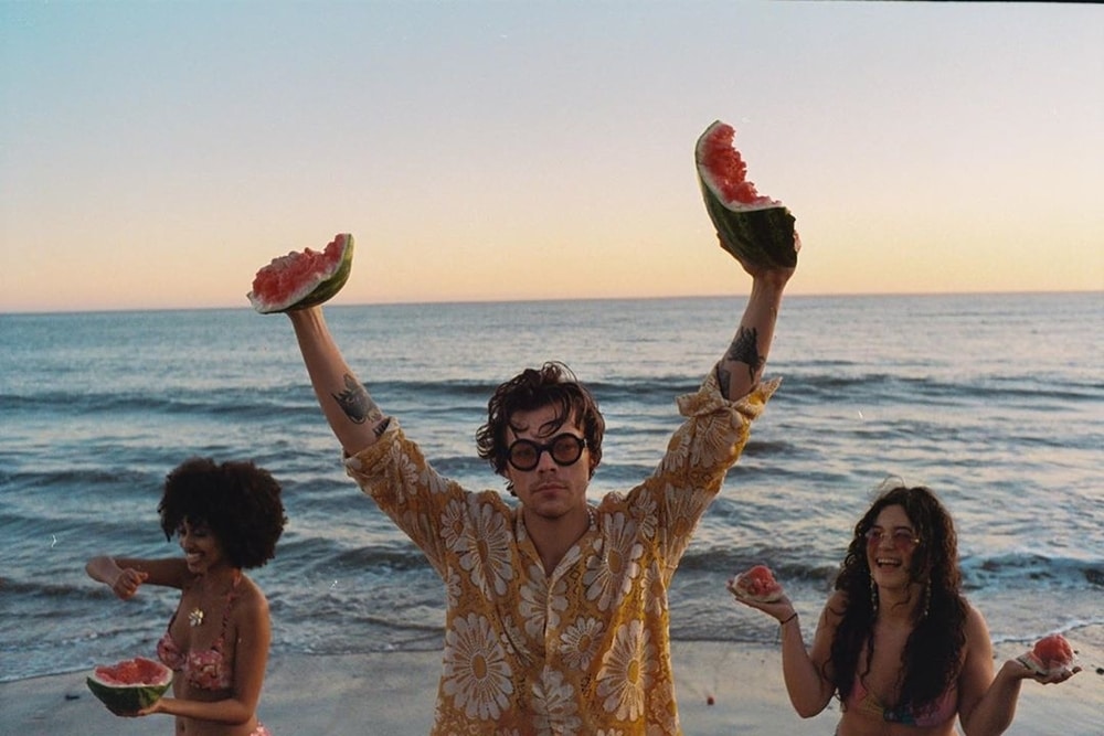 Harry Styles Luncurkan Video Klip Lagu 'Watermelon Sugar'