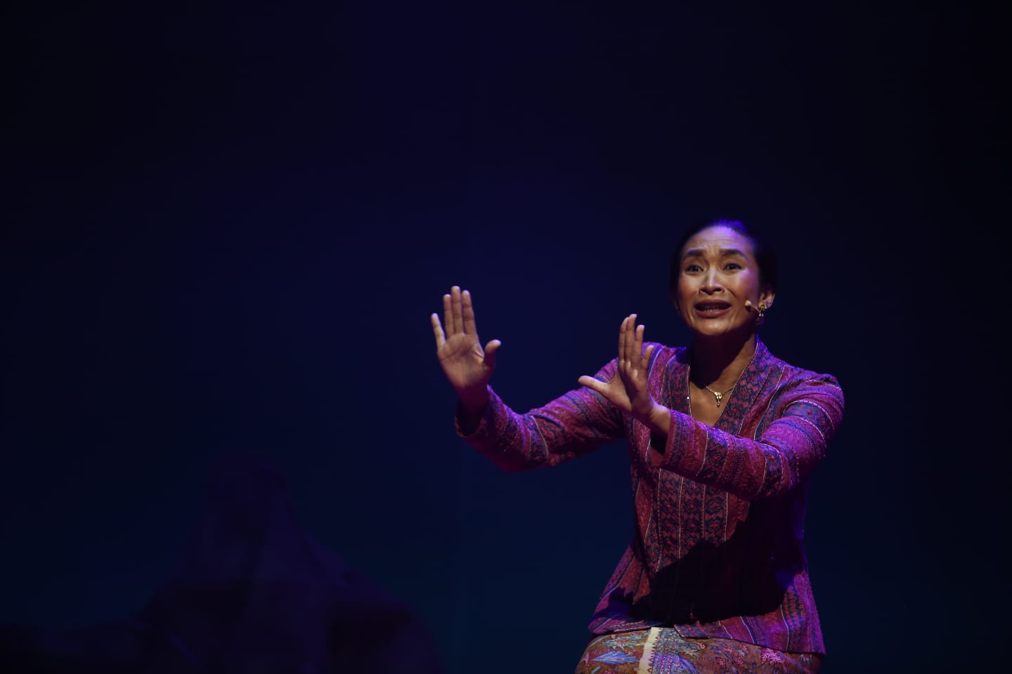Tegak Setelah Ombak, Teater Monolog Inggit Berbalut Musik