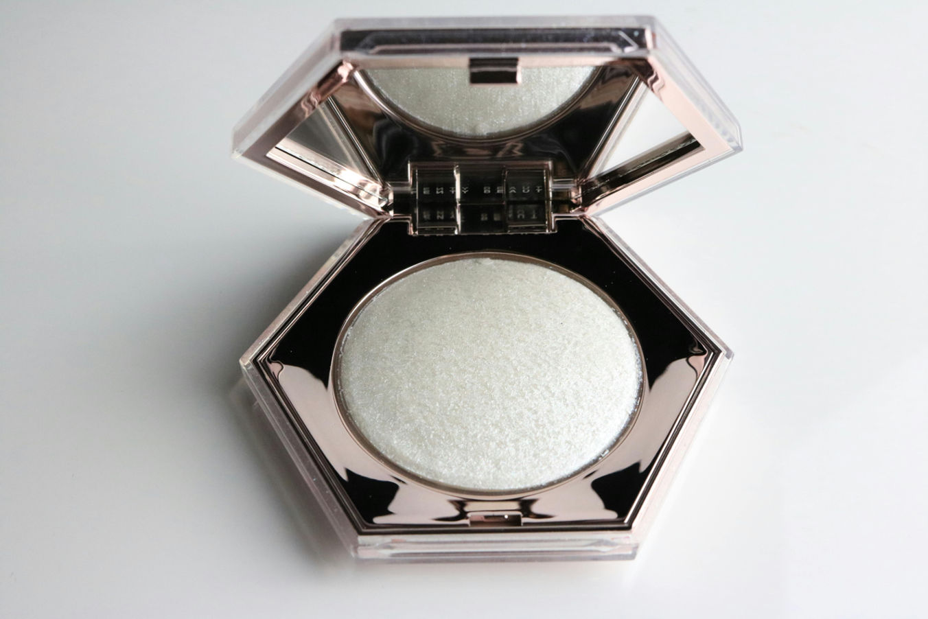 Pahami Fungsi & Trik Mudah Pakai Highlighter Pada Wajah