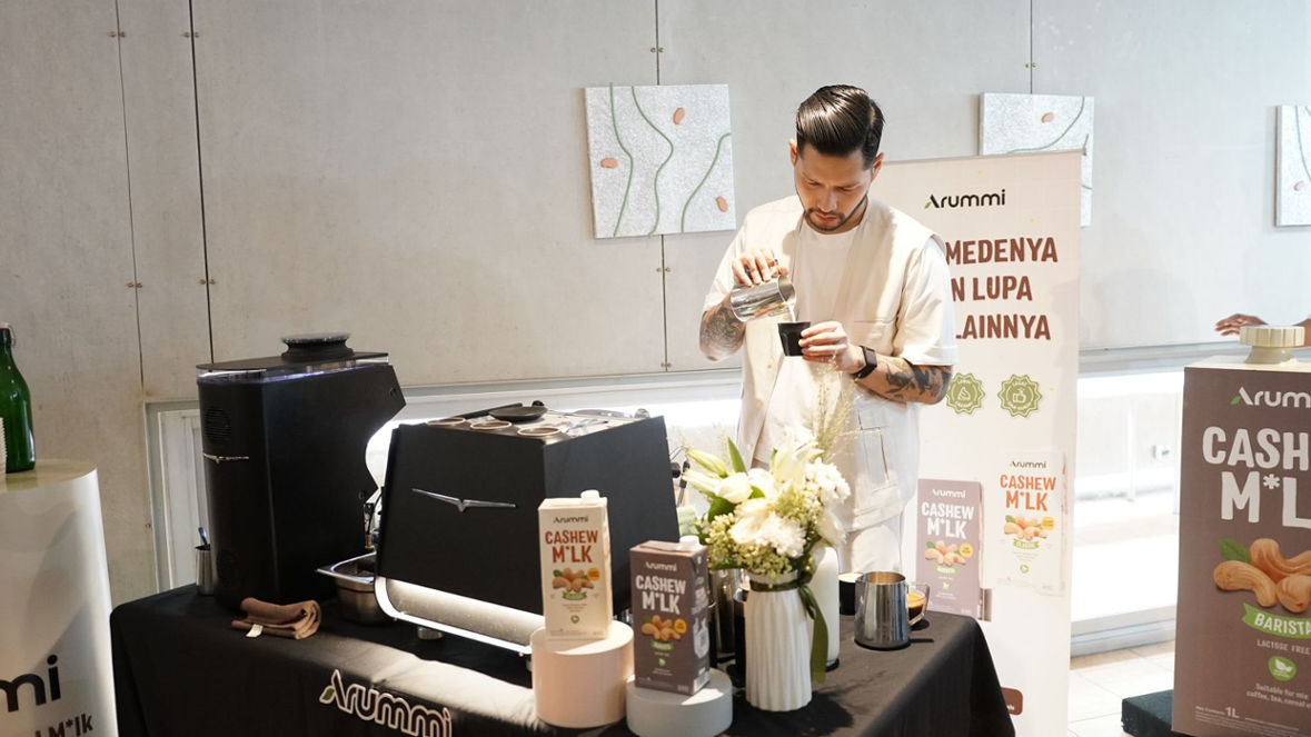 Ada Bahan Spesial di Kopi Buatan Mikael Jasin. Penasaran?