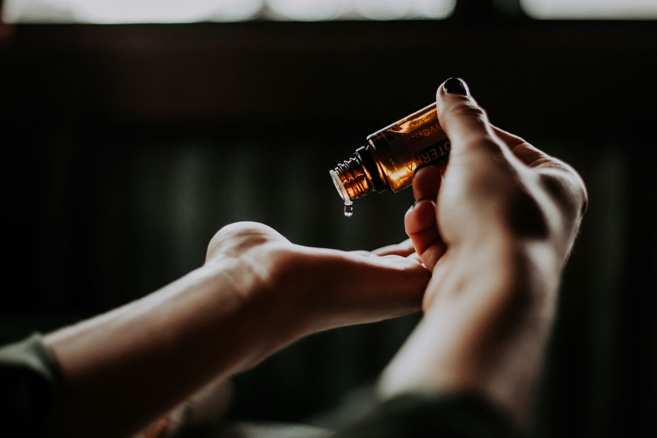 Mengenal Hot Oil: Teknik & Manfaatnya Untuk Rambut Rusak