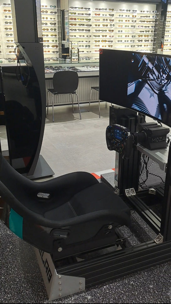Optik Seis X POLICE Hadirkan Lomba Simulator F1!