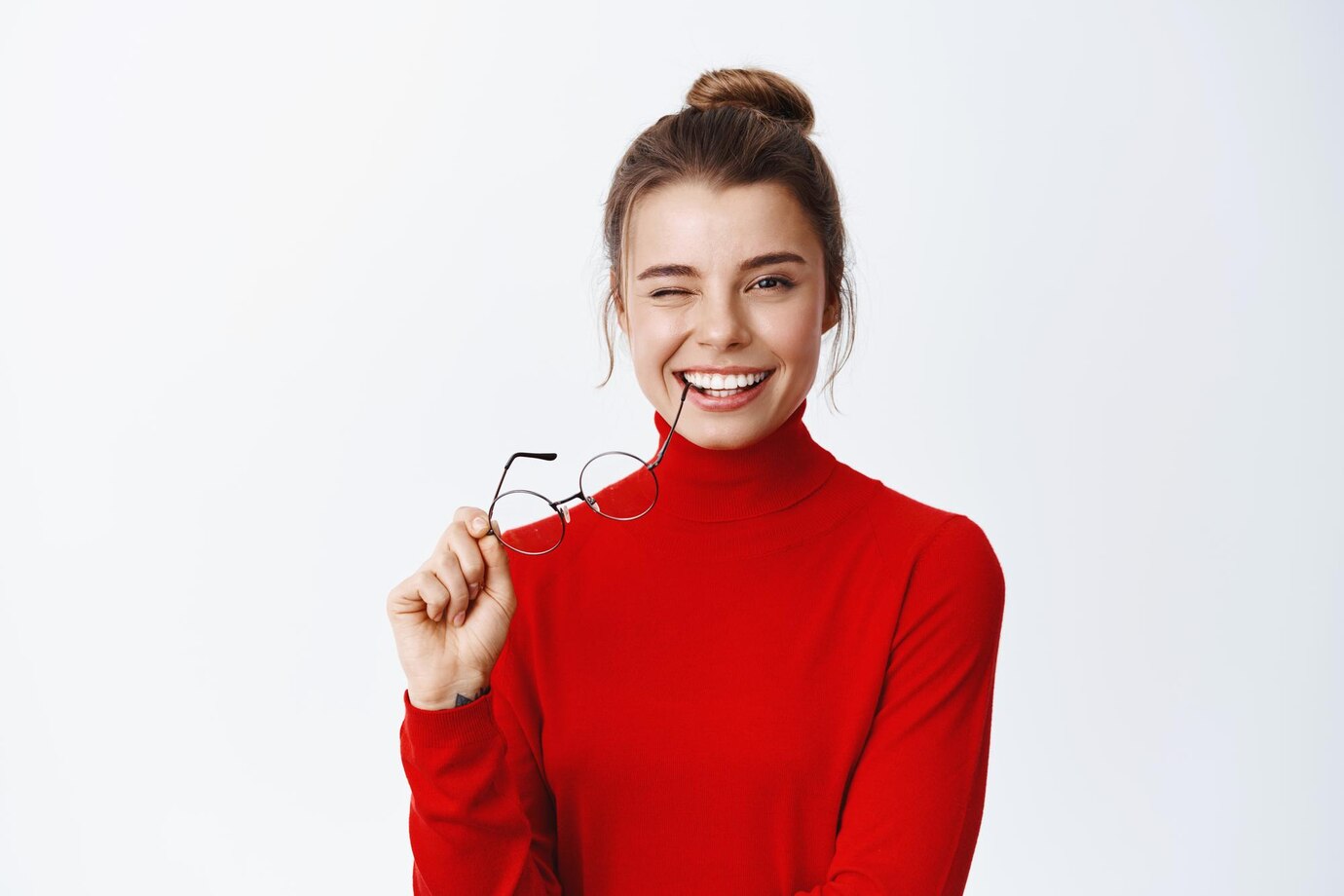 Kacamata untuk Wajah Lebar, Berikut Ini 9 Tips Memilihnya!